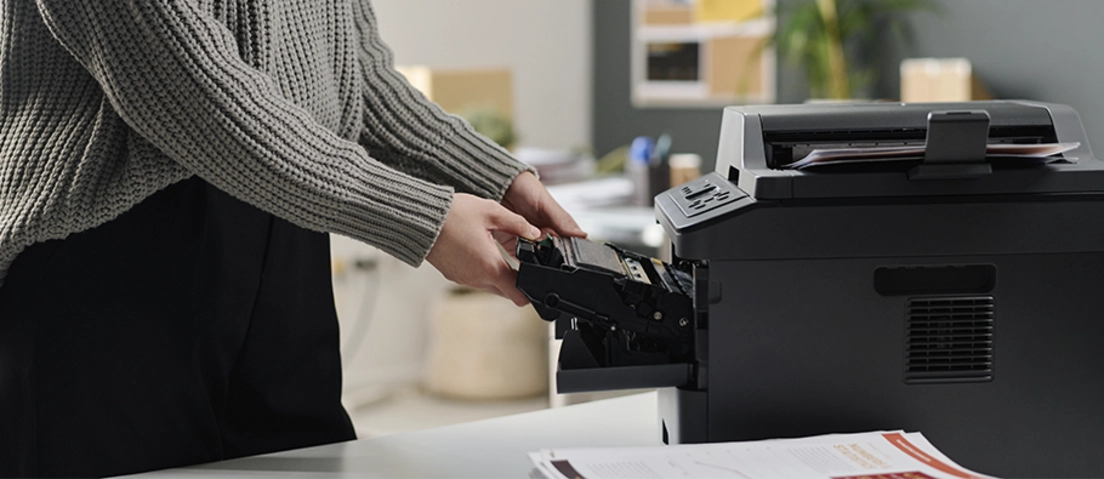 Cómo cambiar el toner de una Brother MFC
